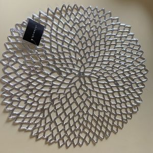 4 Round Pressed Dahlia Vinyl Placemats